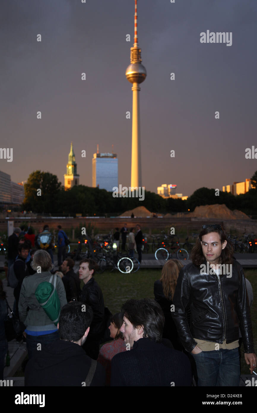 Berlin, Deutschland, Party unter freiem Himmel im Hintergrund des Fernsehturms Stockfoto