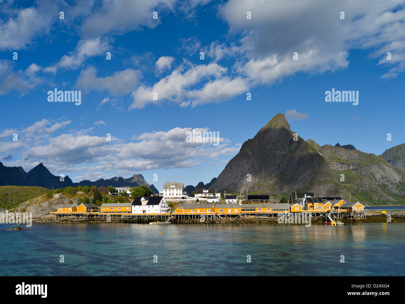 Speichert und wirft auf der Insel Sakrisoy in Lofotens, arktische Norwegen Angeln Kabinen, Stockfoto