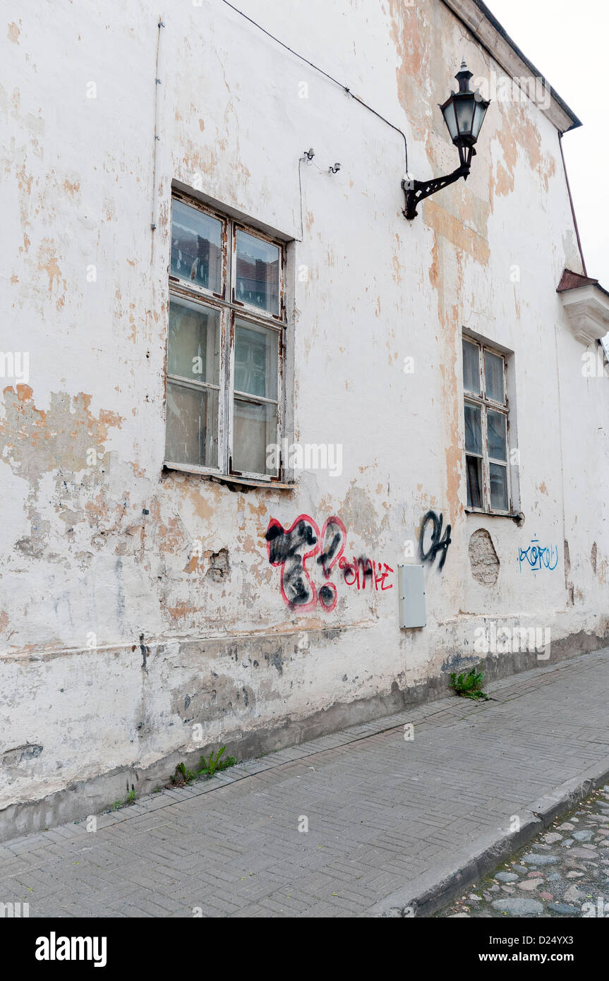 Graffiti gesprüht an Wand auf einem verfallenden Gebäude in Tallinn Estland Stockfoto