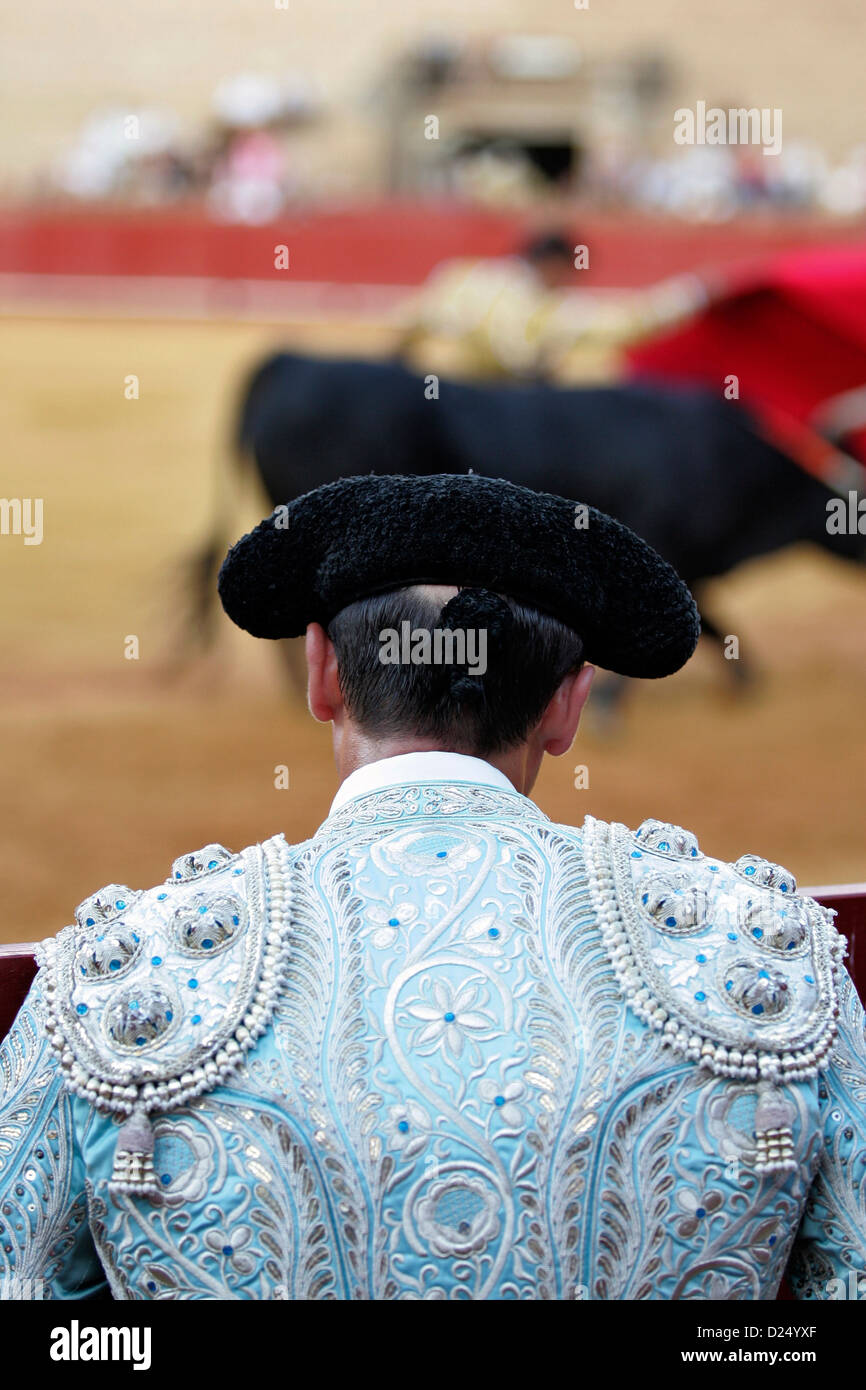 Sevilla, Spanien, schaut die Performance seines Chefs der Assistent Stierkaempfers Stockfoto