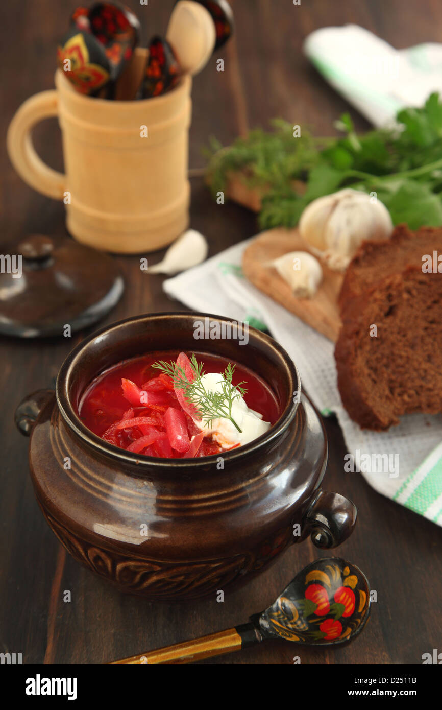 Borschtsch - russische nationale rote Suppe. Russische Küche Stockfoto