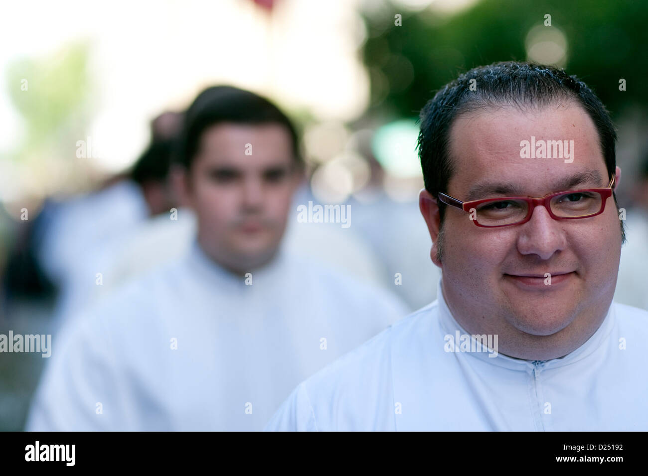 Sevilla, Spanien, ein Seminarist bei der Fronleichnamsprozession Stockfoto