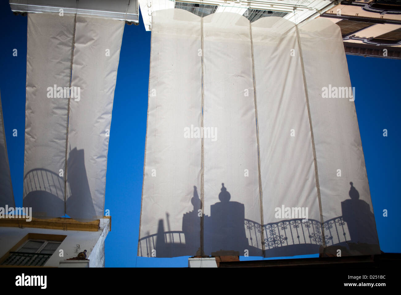 Sevilla, Spanien, Vordächer spenden Schatten im Sommer auf der Straße Stockfoto