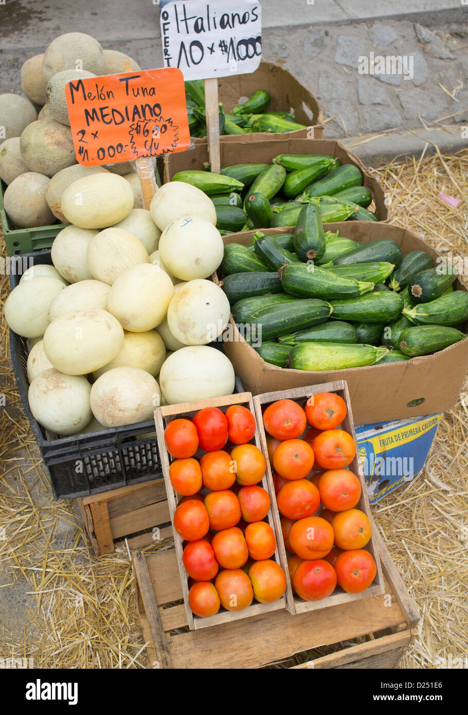 Kisten mit Tomaten, reif und lecker Obst und Gemüse auf Messe Stockfoto