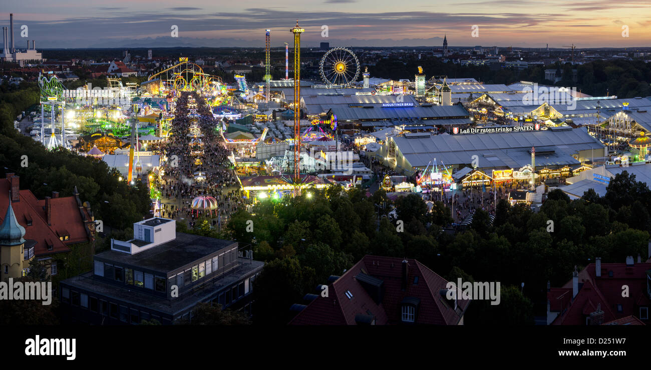 Panoramische Luftaufnahme des Oktoberfest in München / München, Bayern, bei Sonnenuntergang Stockfoto