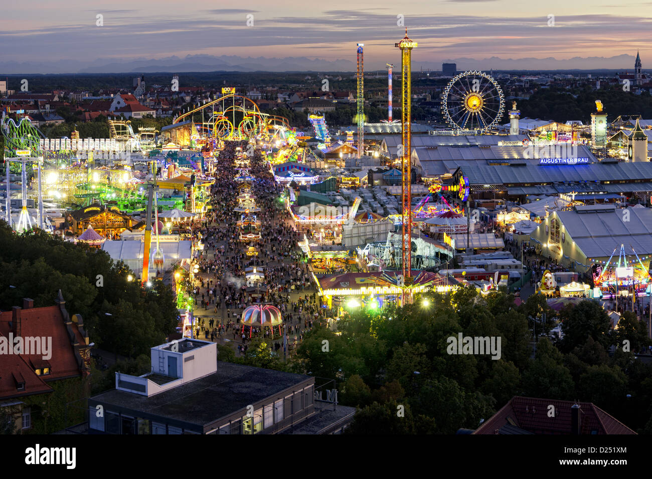 Luftaufnahme des Oktoberfest in München / München, Bayern, bei Sonnenuntergang Stockfoto