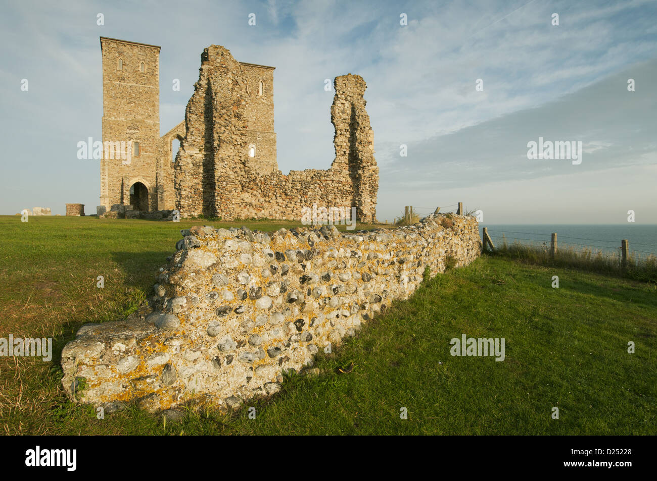 Ansicht des 12. Jahrhunderts ruiniert Kirche und Küste, Marienkirche, Reculver, Kent, England, August Stockfoto