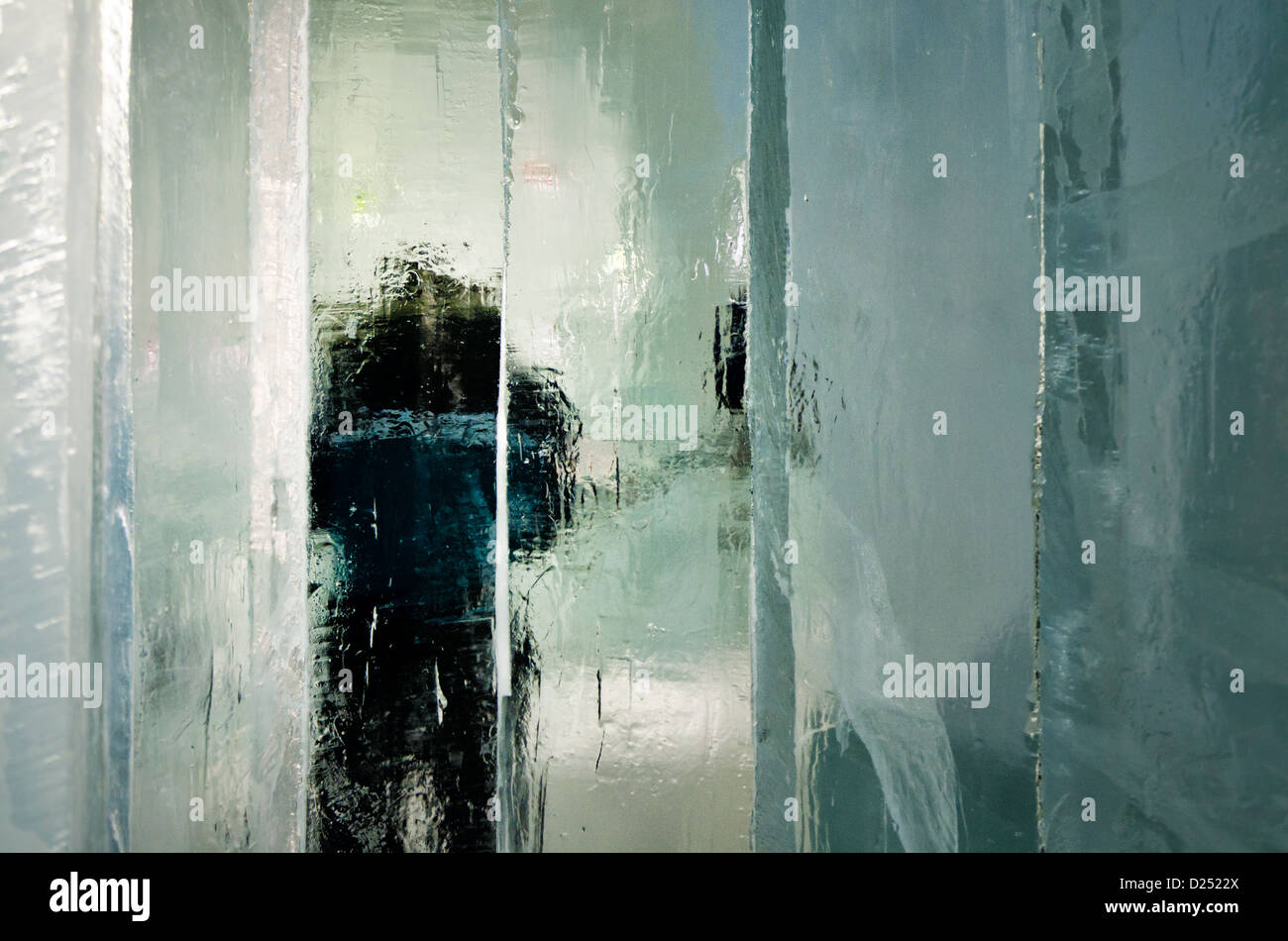 Die Silhouette einer Person hinter einer Wand aus Eis Stockfoto