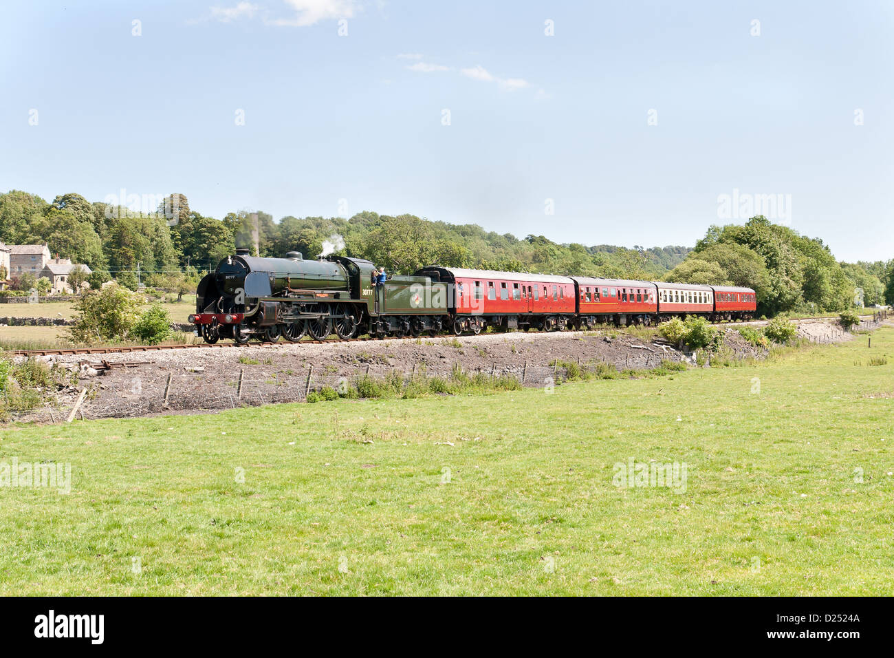 Dampflok zieht einen Personenzug auf die Wensleydale-Eisenbahn Stockfoto