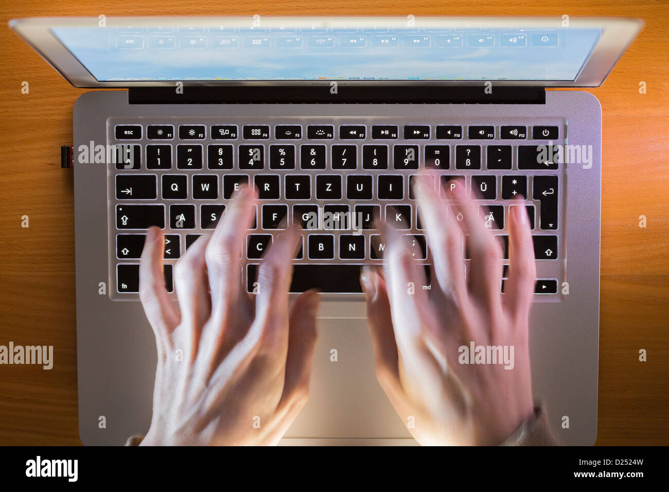 Person arbeitet mit einem Laptop-Computer. Schreiben auf einer Tastatur. Stockfoto