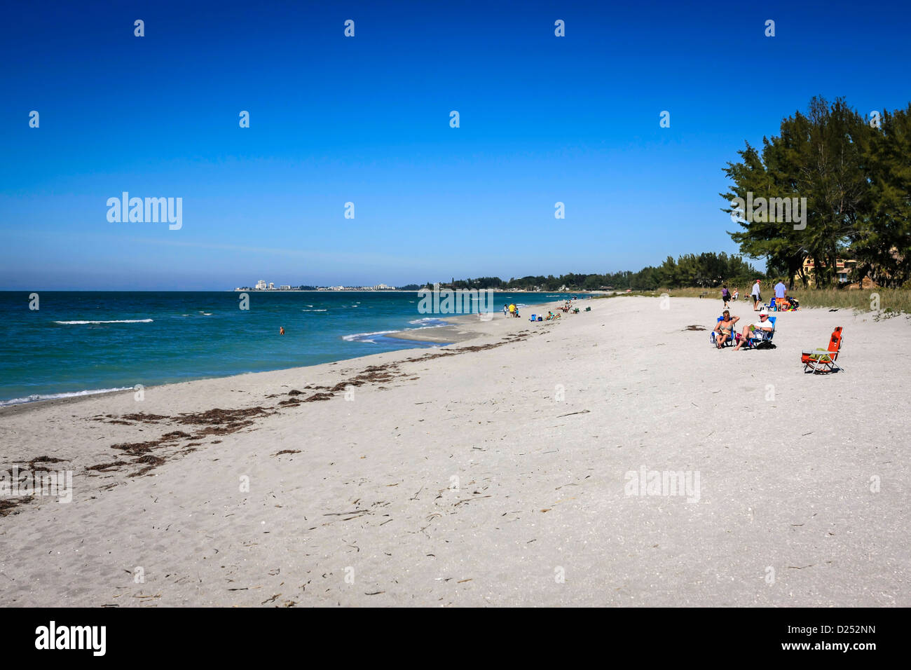 Menschen genießen die Sonne auf der ruhigen Turtle Beach in Florida Stockfoto