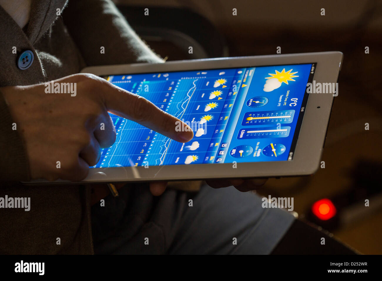 Person ist die Verwendung eines Ipad, Tablet-Computer. Stockfoto