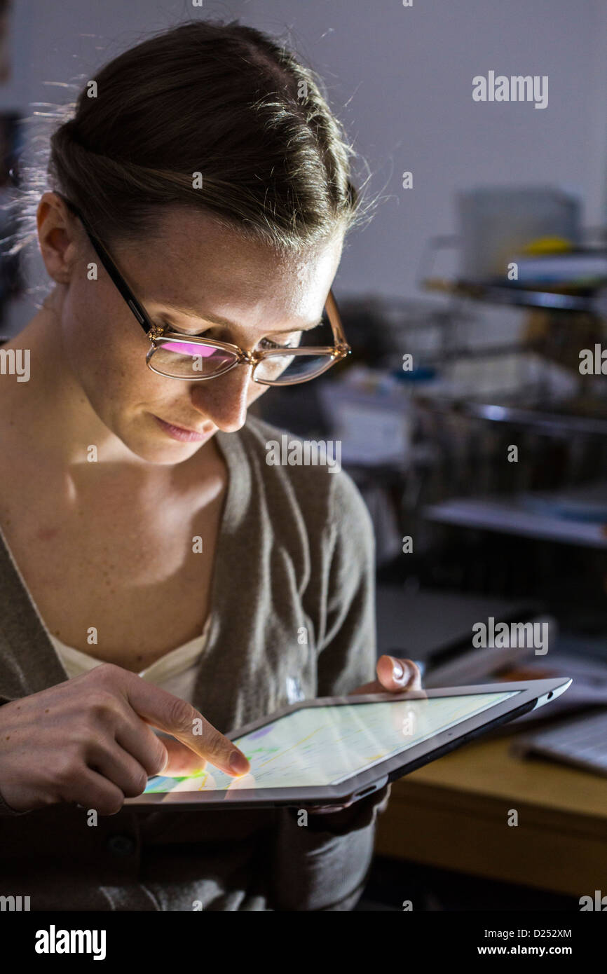 Person ist die Verwendung eines Ipad, Tablet-Computer. Stockfoto