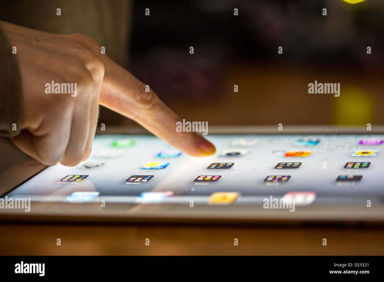 Person ist die Verwendung eines Ipad, Tablet-Computer. Stockfoto