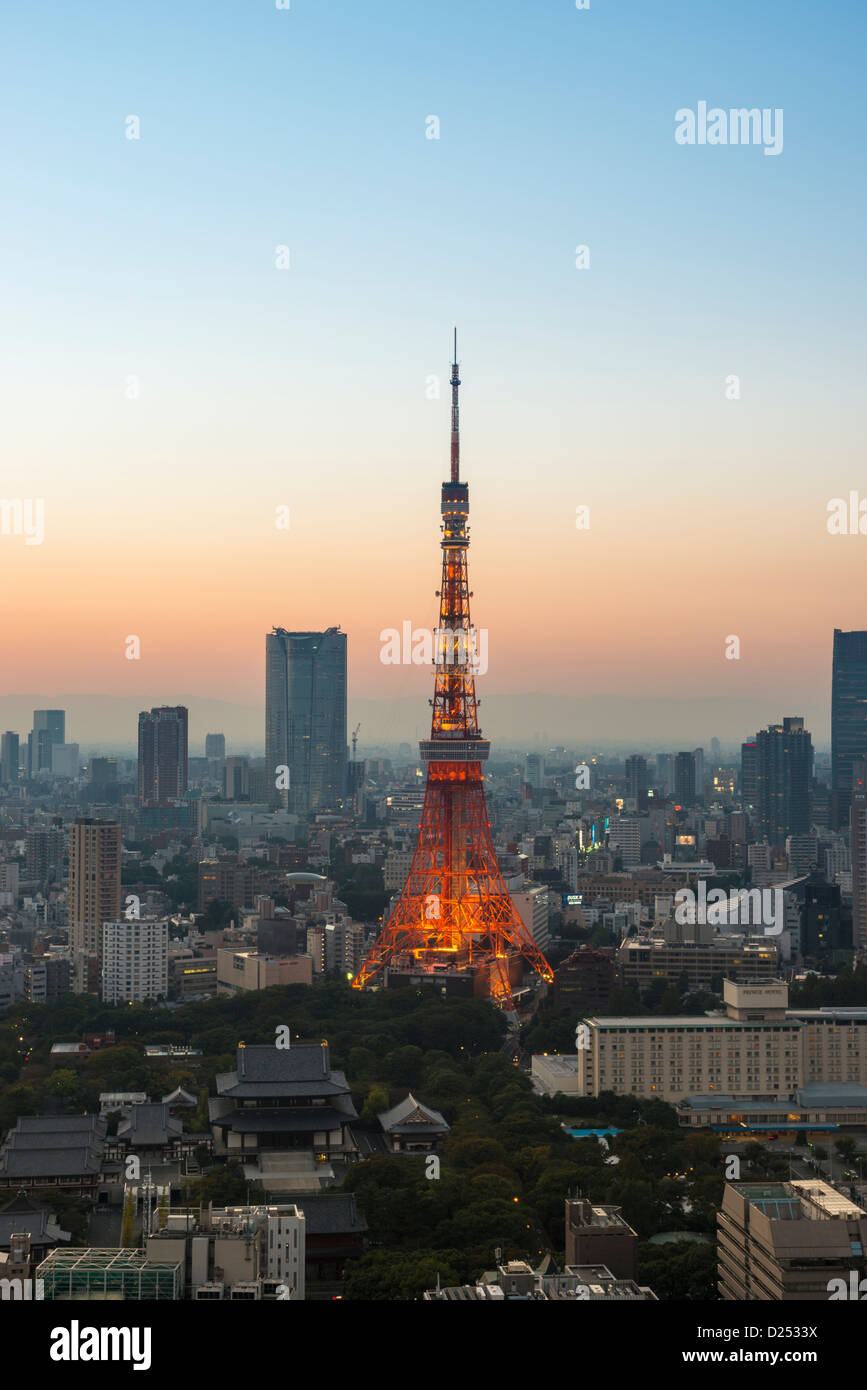 Tokyo Tower und die Skyline von Tokyo in der Dämmerung Tokio Japan Stockfoto