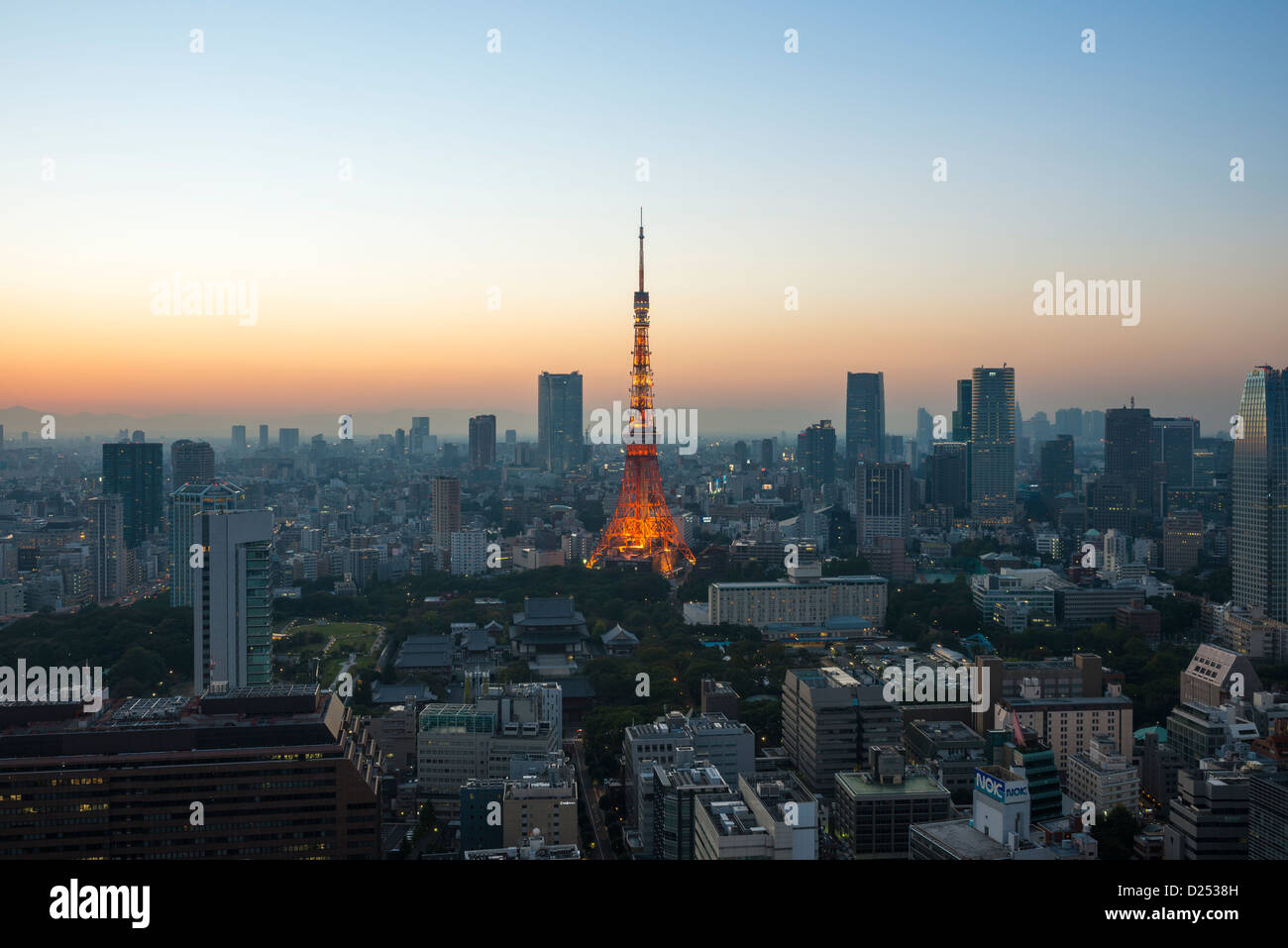 Tokyo Tower und die Skyline von Tokyo in der Dämmerung Tokio Japan Stockfoto