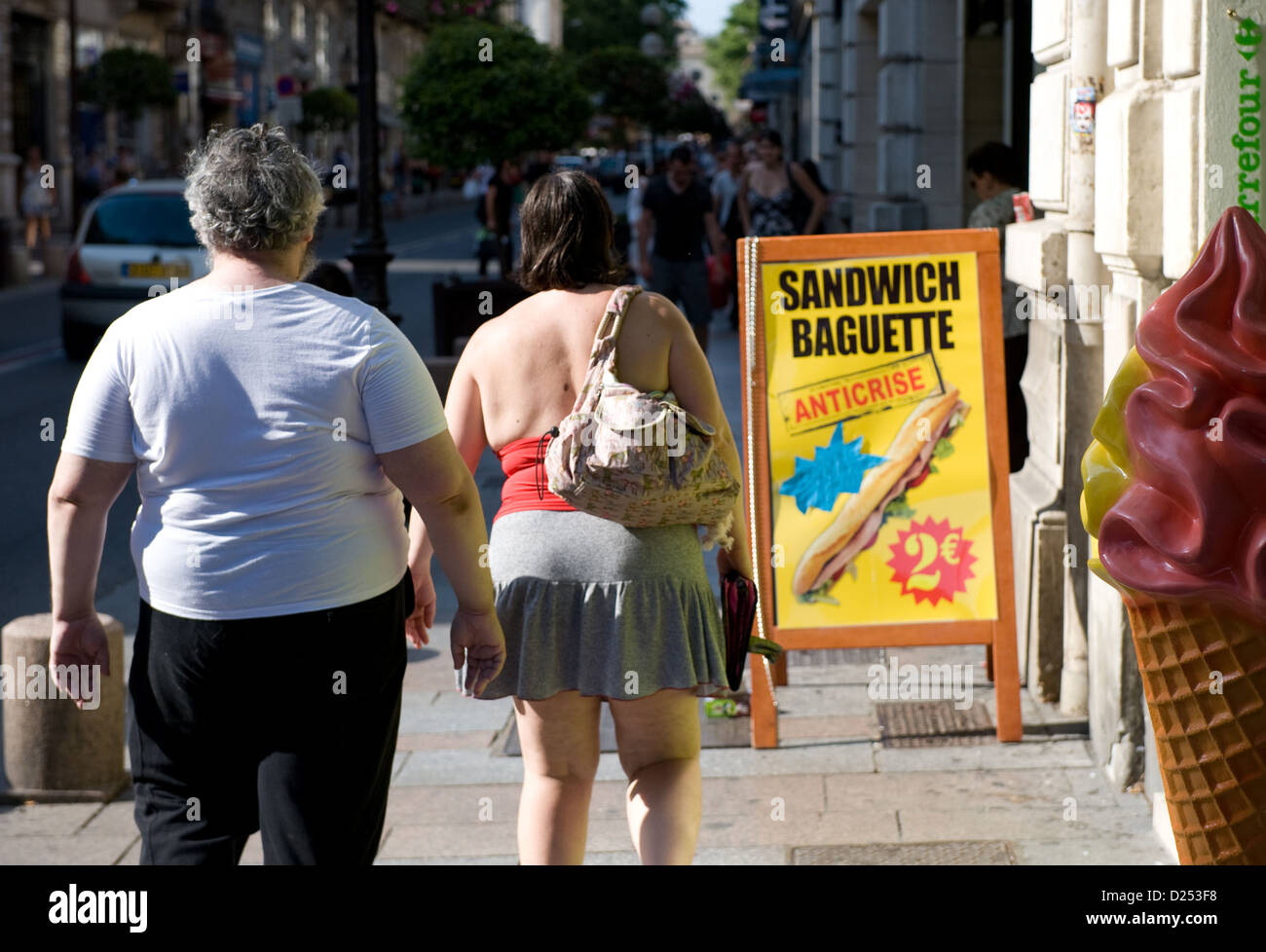 Avignon, Frankreich, ein stout paar läuft vorbei an Eis und Sandwich-Werbung Stockfoto