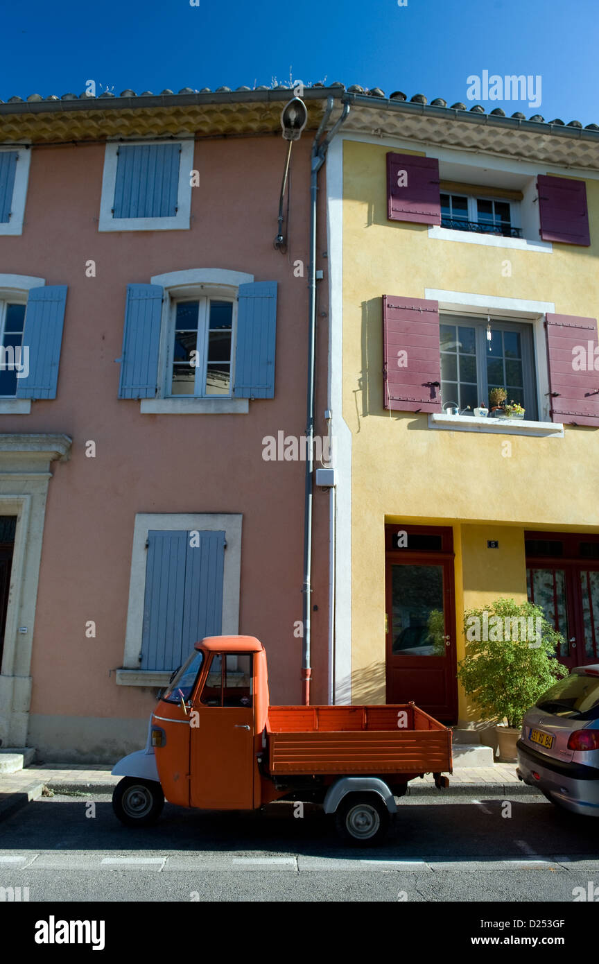 Avignon, Frankreich, steht eine Ape Roller mobile am Straßenrand Stockfoto