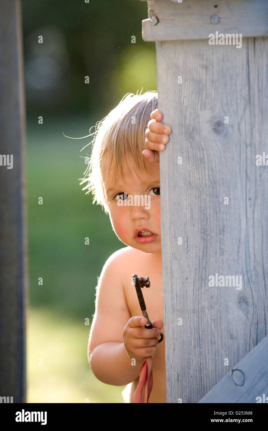 Vacqueyras, Frankreich, ein kleiner Junge am Tor mit einem Schraubenschlüssel in der hand Stockfoto