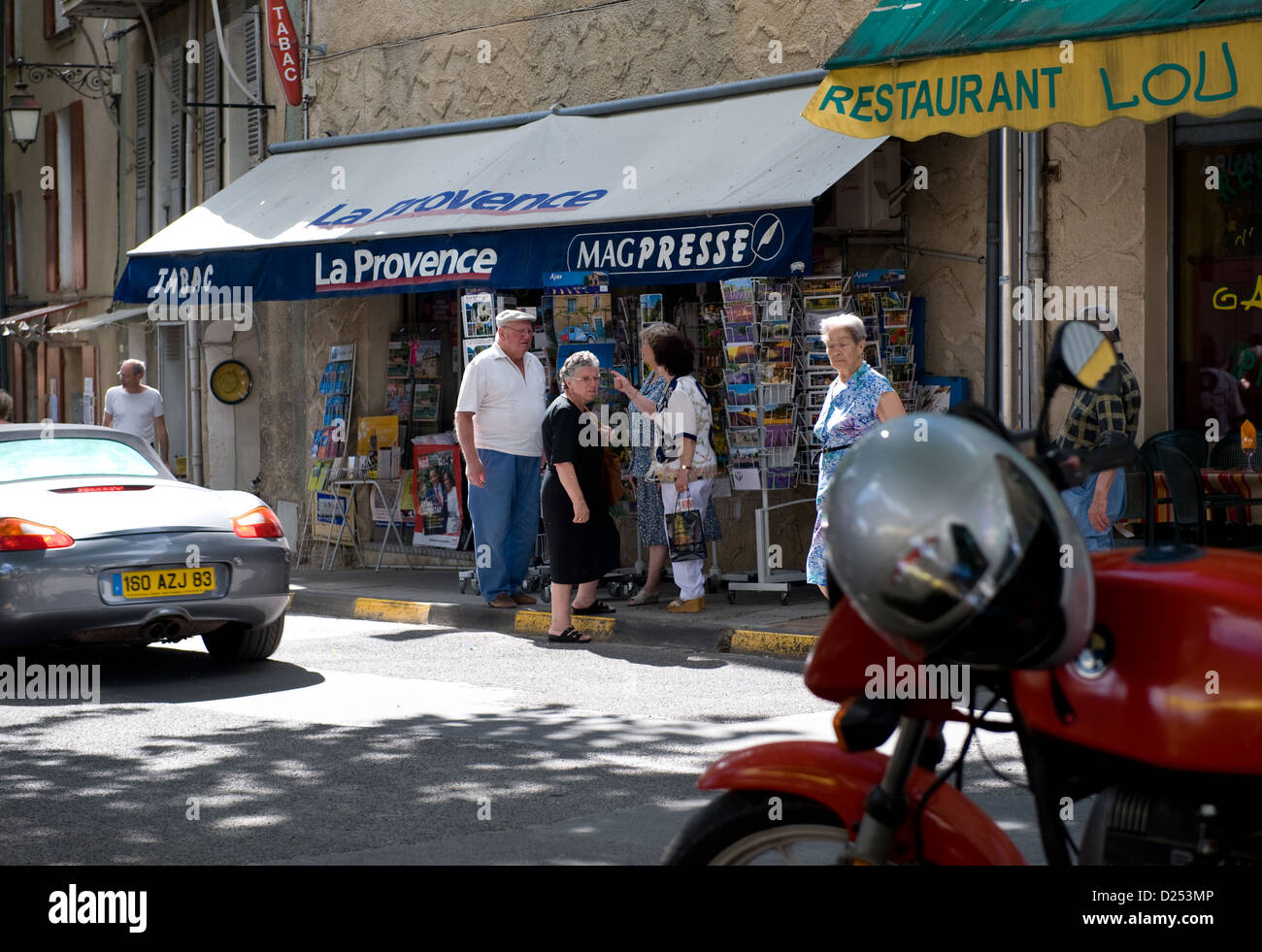 Valensole, Frankreich, Menschen vor einem Zeitungskiosk und Geschenk-shop Stockfoto