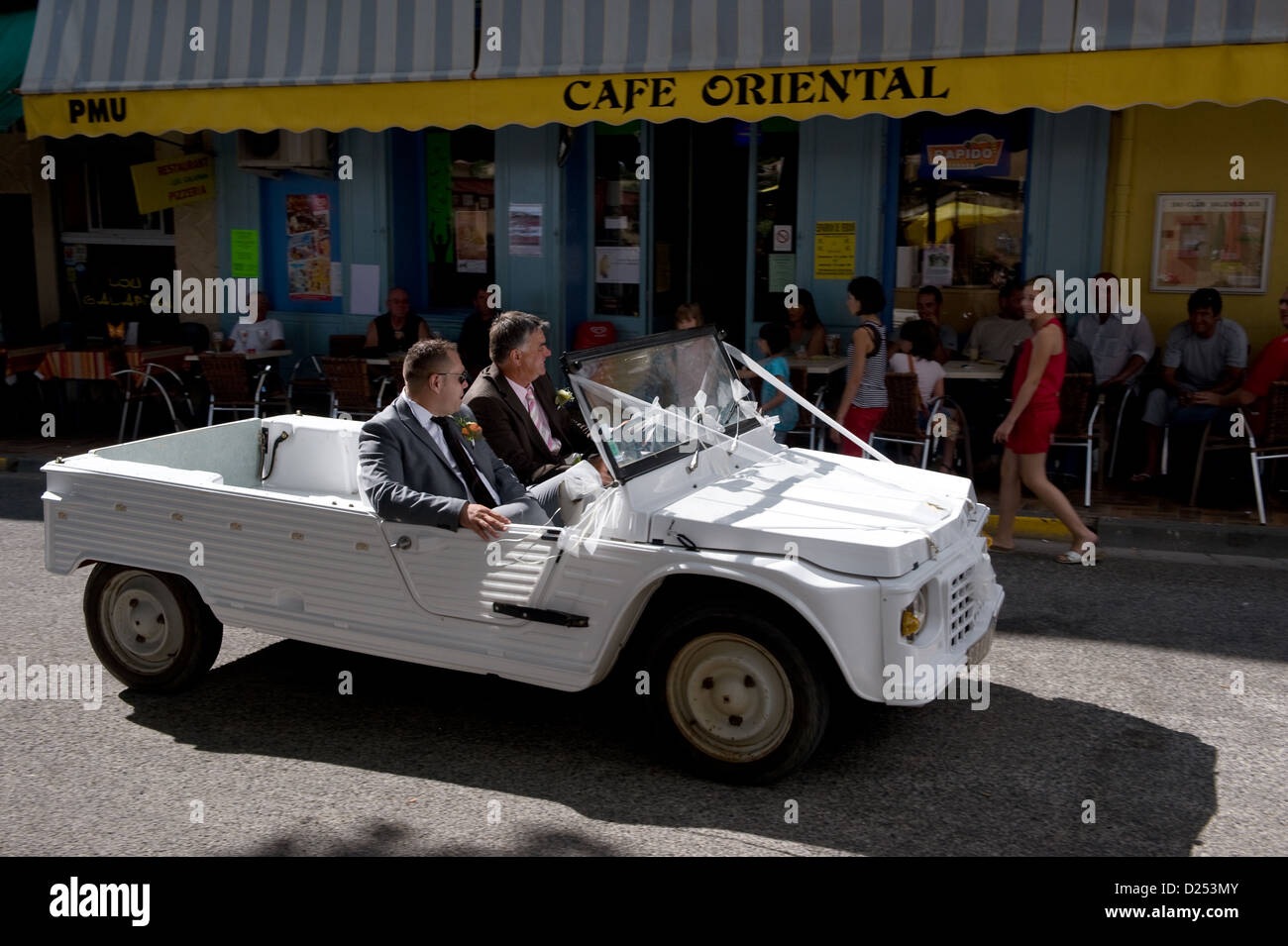 Valensole, Frankreich, zwei Männer fahren in einem Citroen-Auto durch die Stadtstrand Stockfoto