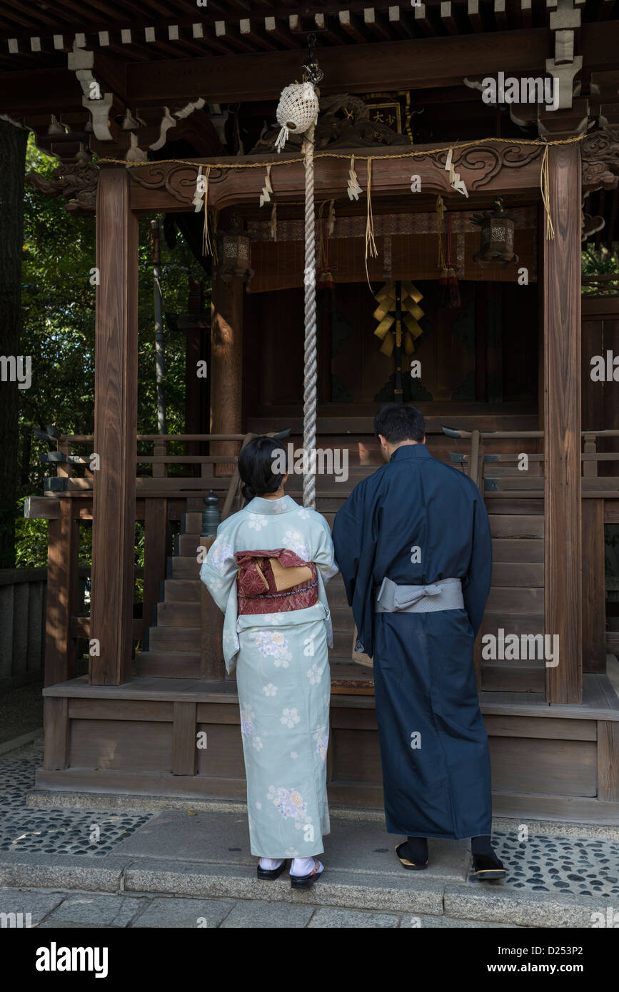 Junges Paar im traditionellen Kimono Yasaka Schrein auch bekannt als Gion-Schrein, Kyoto, Japan Stockfoto