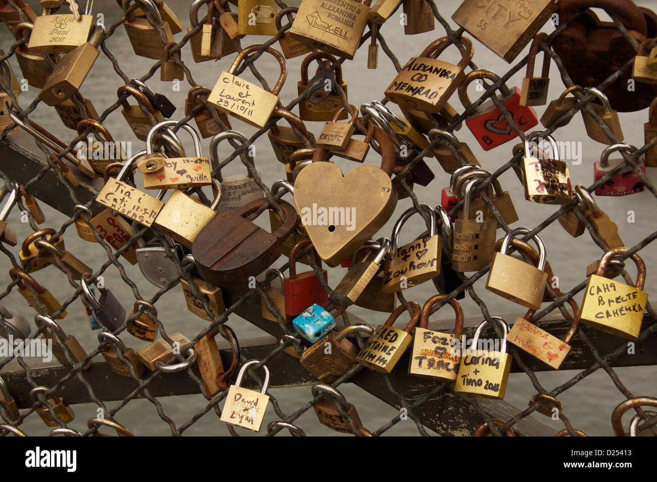 "Schlösser der Liebe" an der Passerelle Pont des Arts, die der Fluss Seine in Paris Brücken angebracht. Lieblinge werfen den Schlüssel ins Wasser. Frankreich Stockfoto