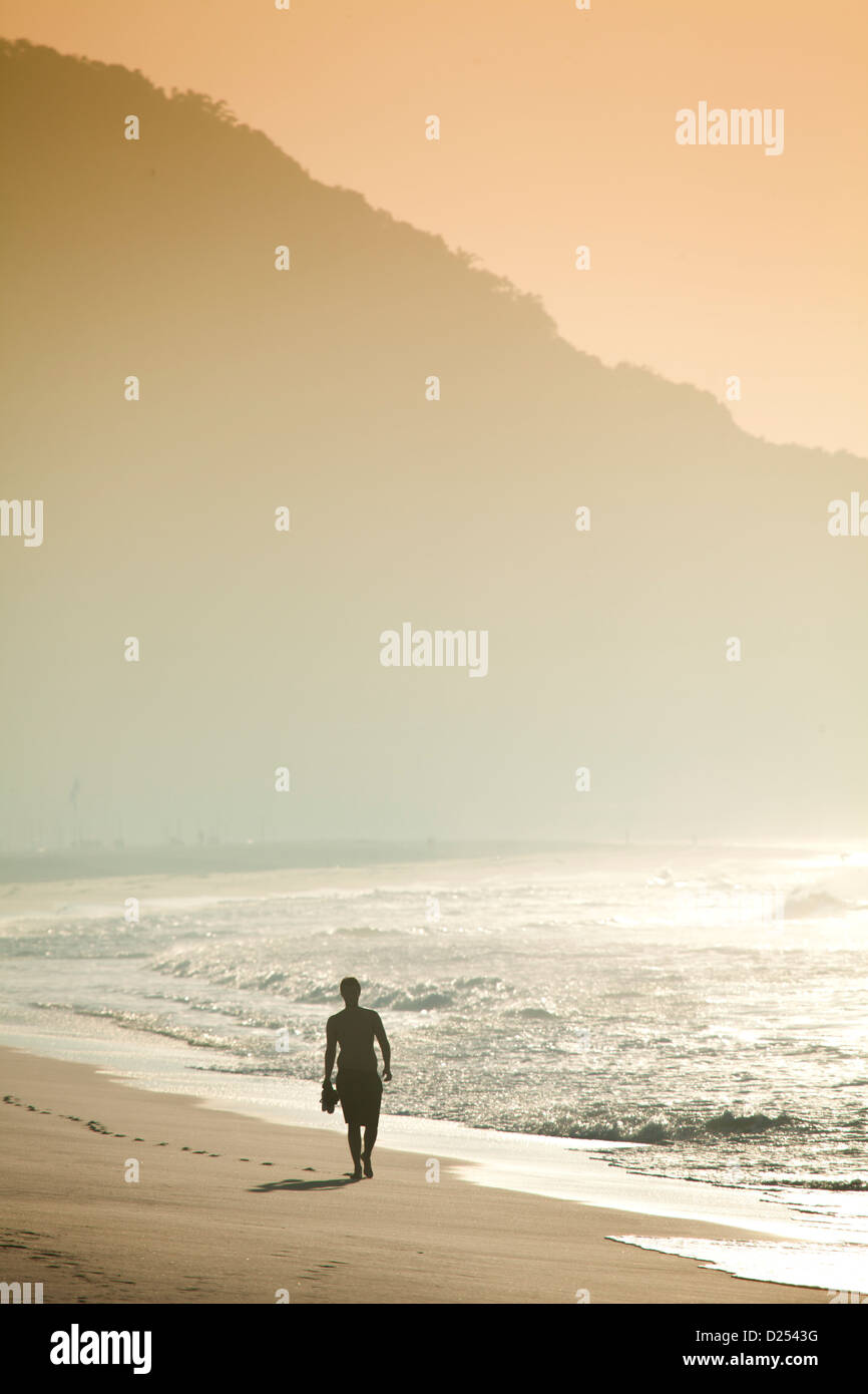 Silhouette eines Mannes Copacabana Strand entlang spazieren Stockfoto