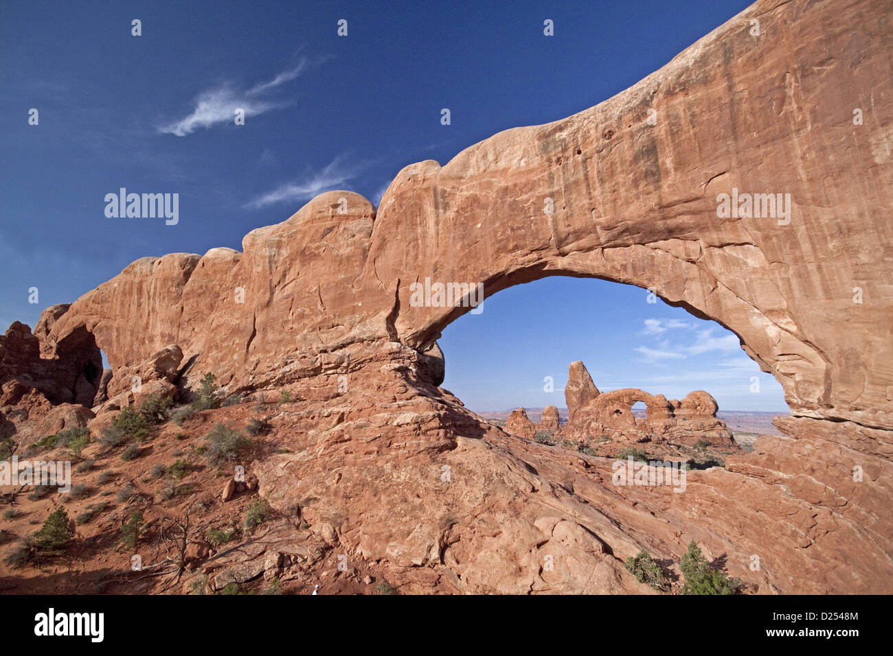 Blick durch North Turret Arch Süden Fenster nur auf Links zu sehen machte diese Bögen aus Entrada Sandstein Stockfoto