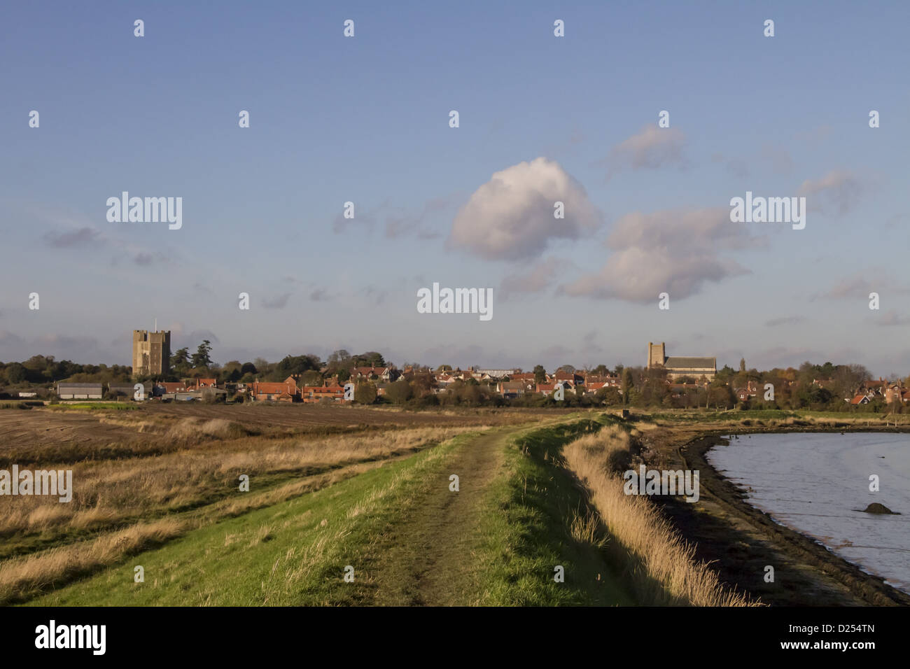 Fußweg auf dem Deich mit Blick auf das Dorf von Orford mit seinem normannischen Burg und Kirche, Suffolk Stockfoto