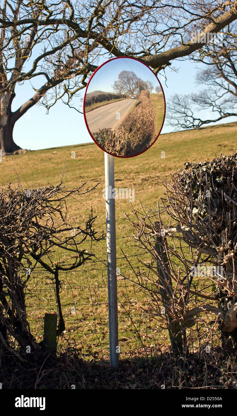 Verwendung von konvexen Spiegel zu sehen, Straßenverkehr vom Bauernhof Eingang, North Wales, März Stockfoto