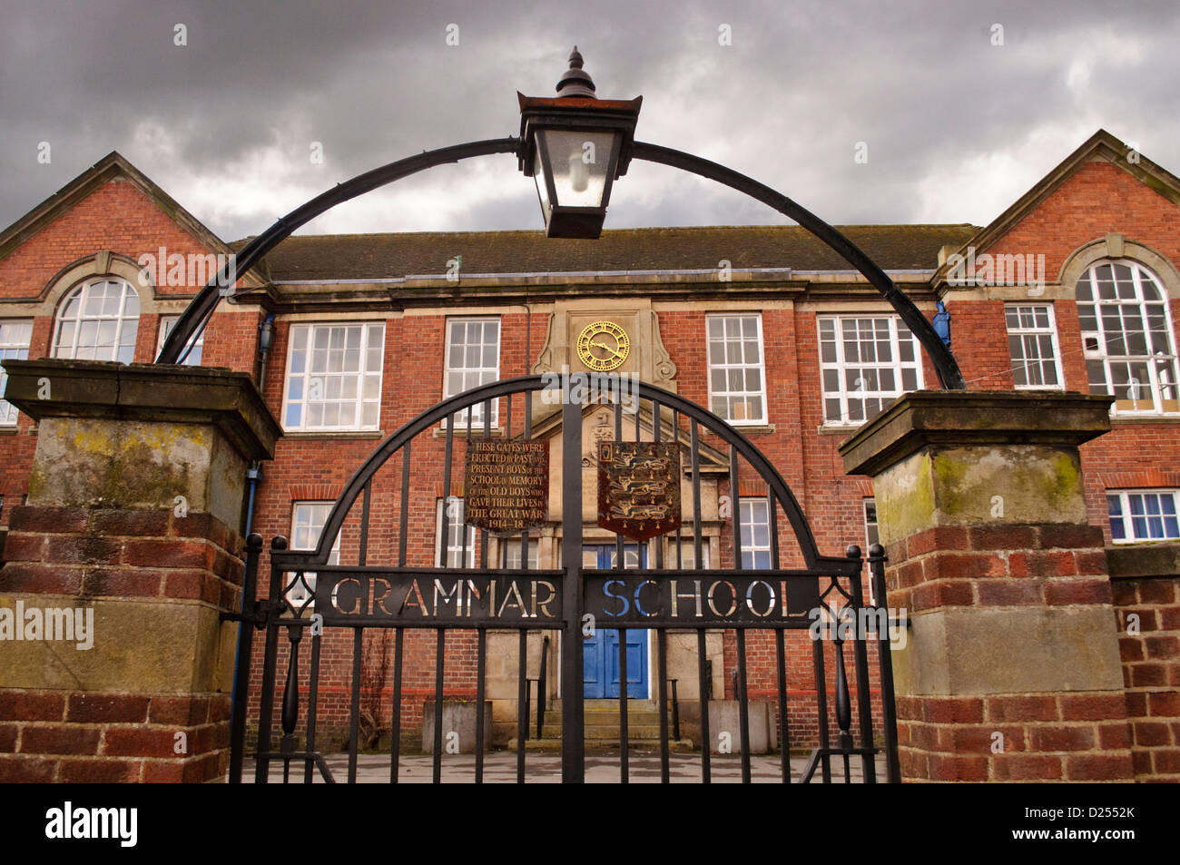 Vorderen Tore von Adams Gymnasium Gebäude in Wem, Shropshire Stockfoto