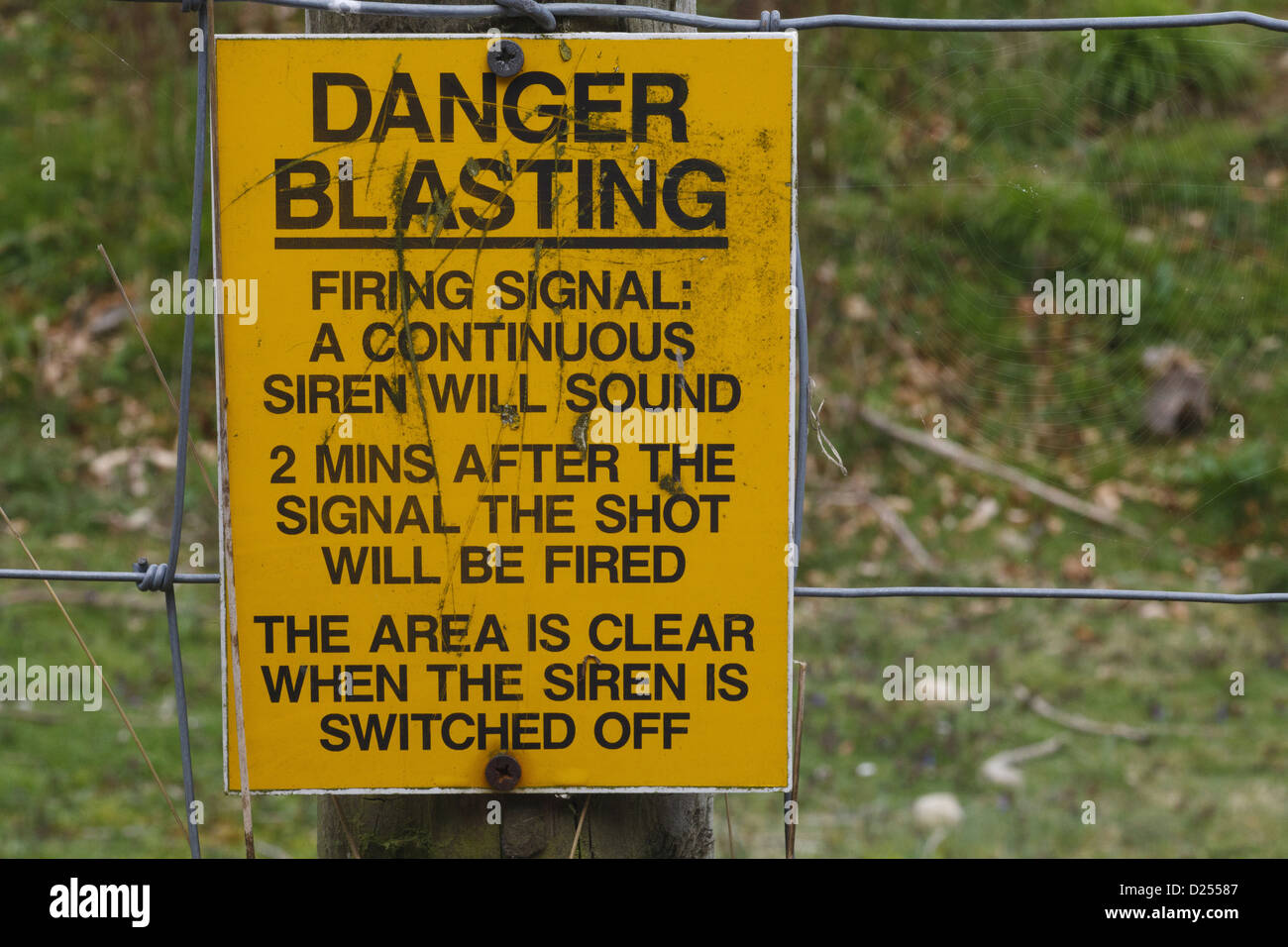 "Gefahr, Blasting" Warnhinweis neben ausgearbeitet, Steinbruch, Wenlock Edge, Shropshire, England, April Stockfoto