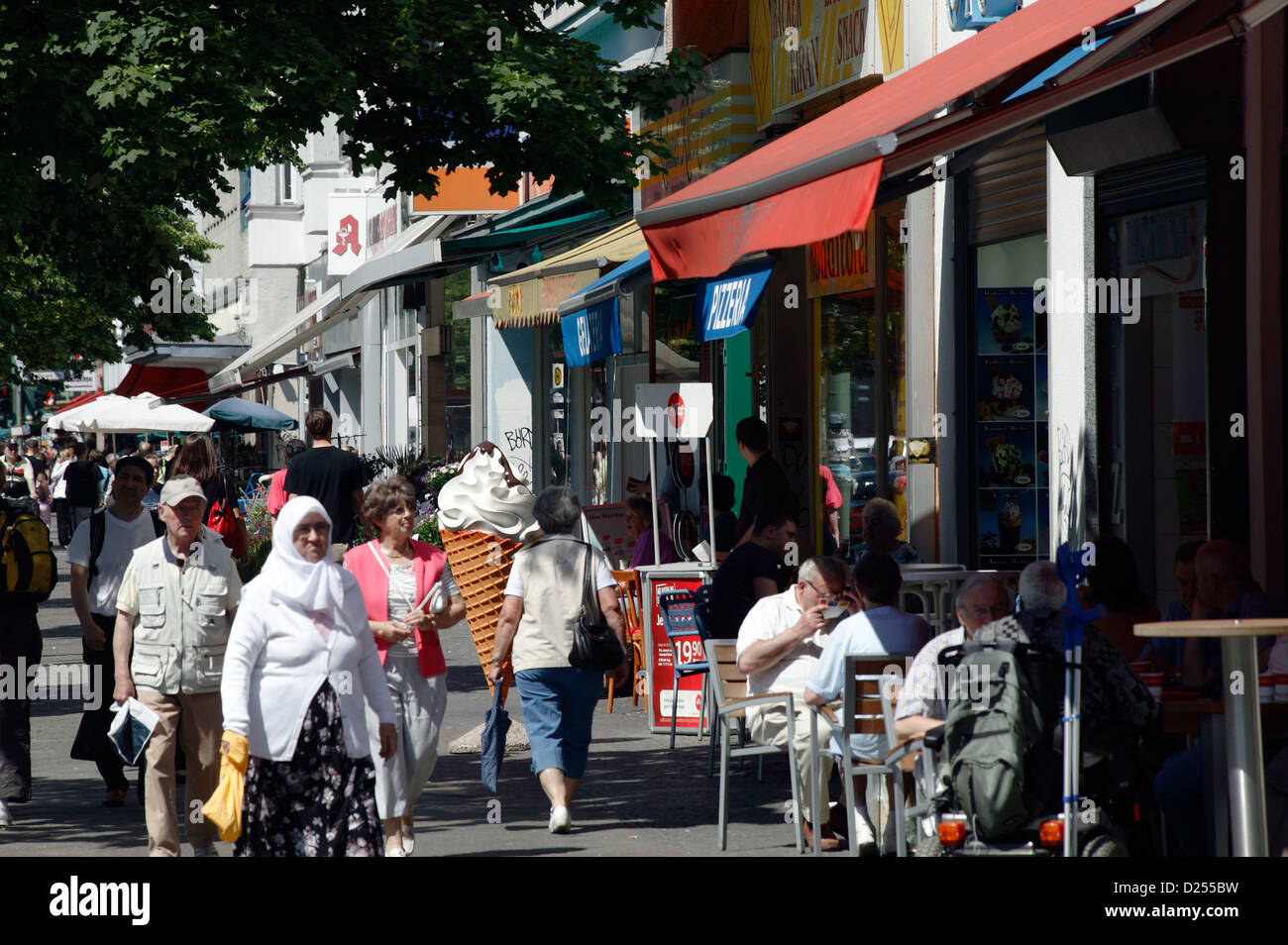 Berlin, Deutschland, Fußgänger in den shopping Straße Turmstrasse Stockfoto