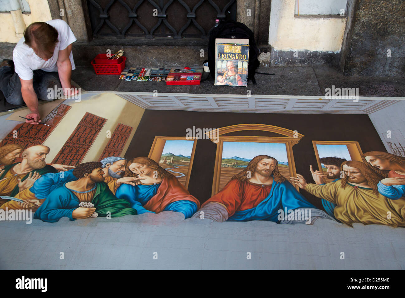 Streetart-Künstler in Turin Italien arbeitet an Skizze basiert auf "The Last Supper" Stockfoto
