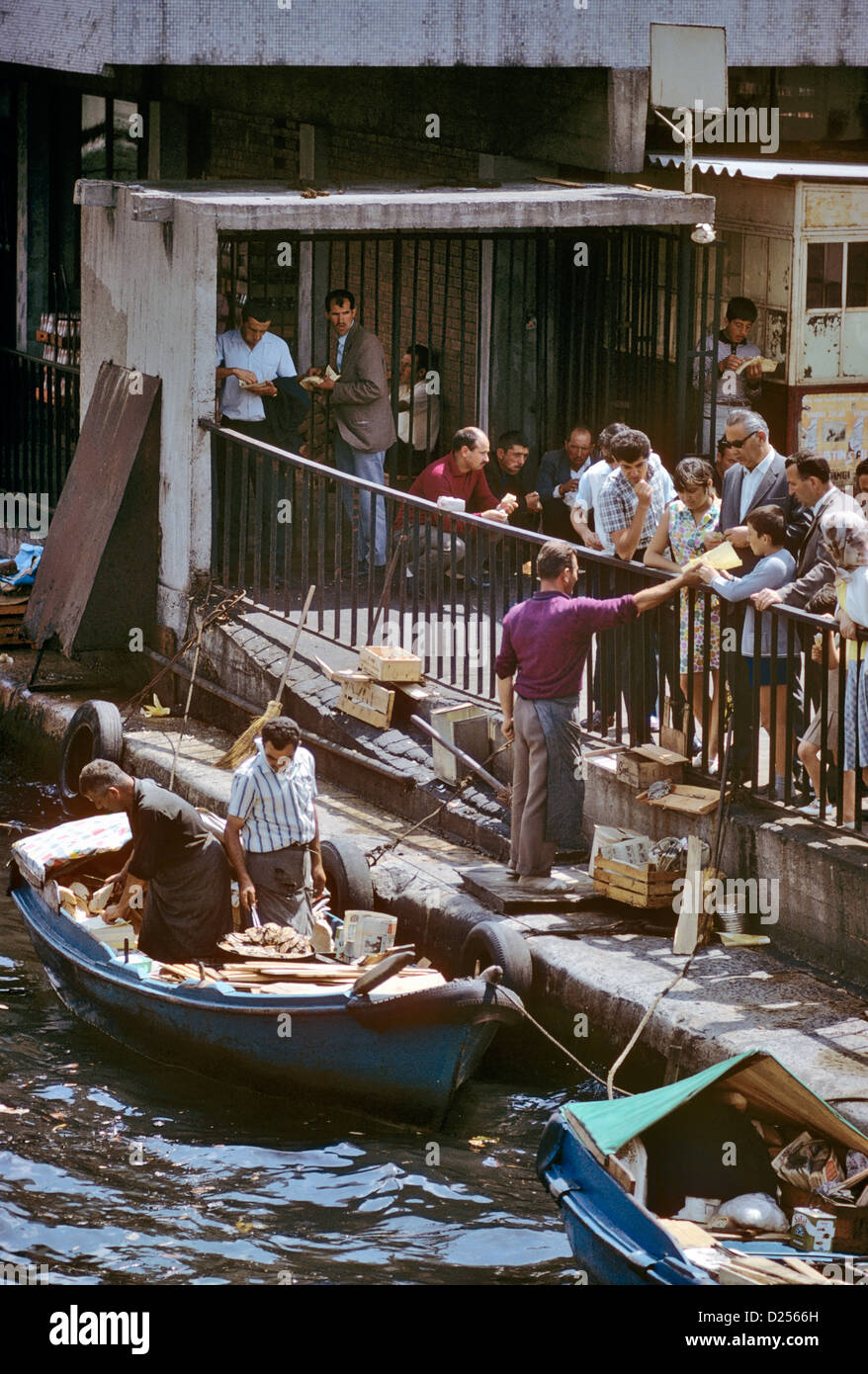 Verkauf von frisch zubereitete Fisch Fischer in der Nähe von der Galata-Brücke, İstanbul, Türkei 680806_022 Stockfoto