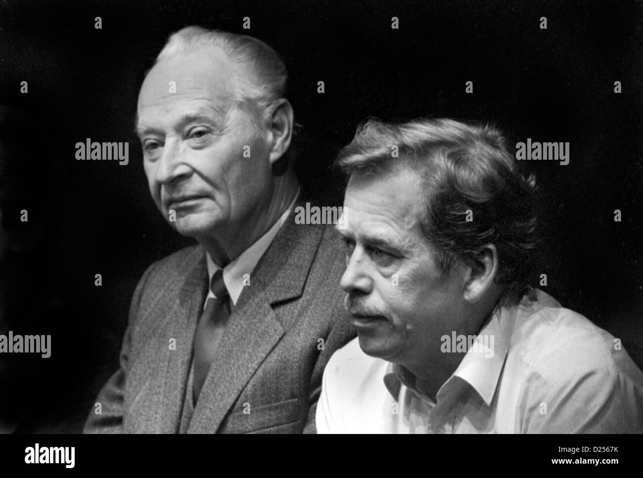 November 1989 samtene Revolution. Alexander Dubcek (links) und Vaclav Havel am Obscanke Forum Pressekonferenz. Stockfoto