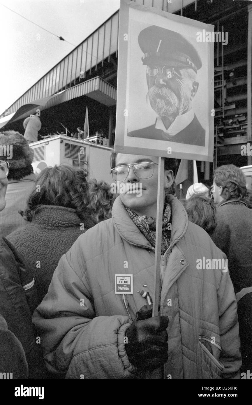 November 1989 samtene Revolution.  warten auf das Auftreten von Alexander Dubcek und Vaclav Havel im Stadion Letna Demonstrator Stockfoto