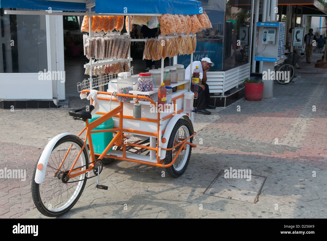 Mexiko - lokale ambulante Straßenverkäufer von seinem Dreirad sitzen geladen mit snacks Stockfoto
