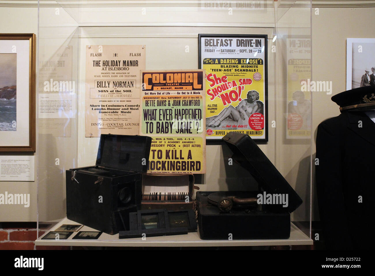 Anzeige von Film und Theater Plakate und andere Quellen der Unterhaltung an der Penobscot Marine Museum Visitor Center Stockfoto