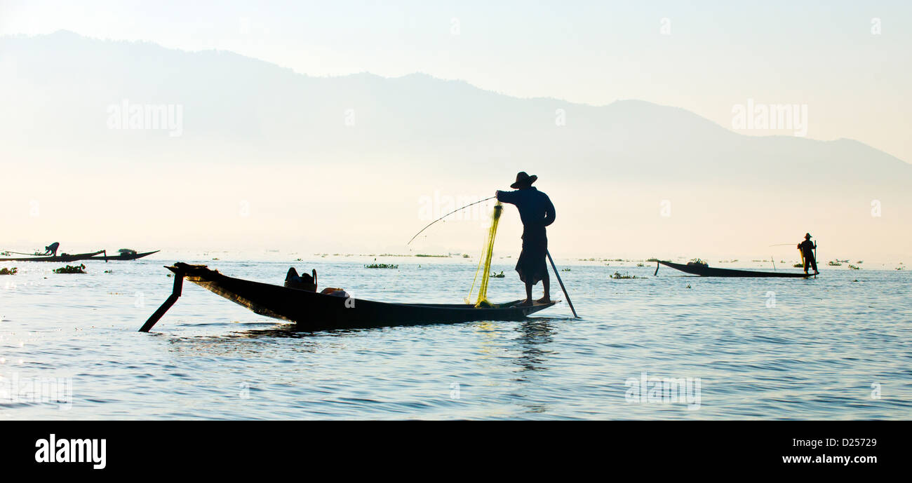 Angeln unter Abwägung mit den Beinen, Inle, Myanmar, Burma Stockfoto