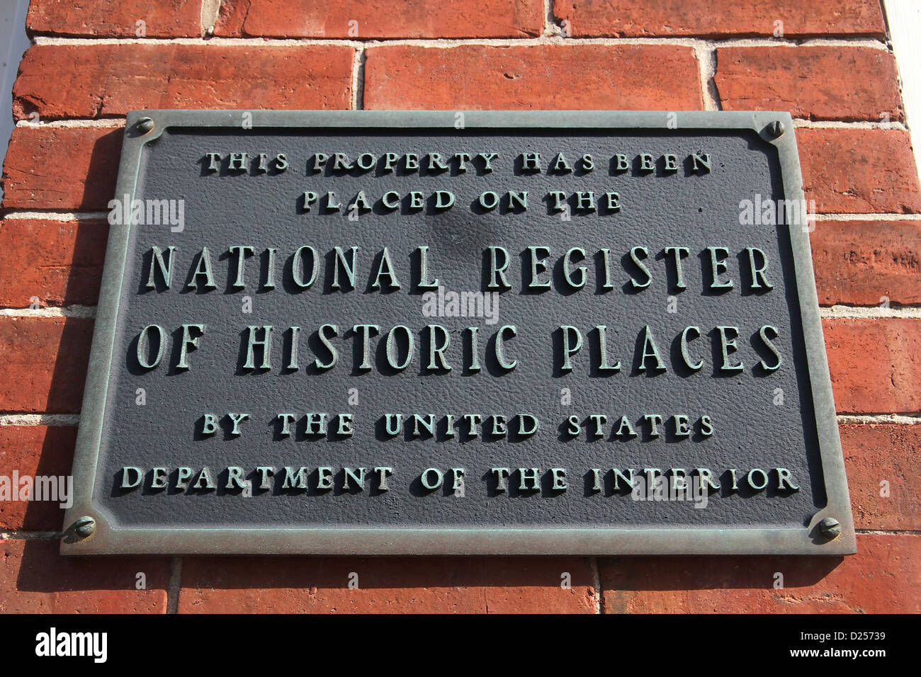 National Register of Historic Places Plakette auf einem Backsteingebäude in der Innenstadt von Searsport, Maine Stockfoto