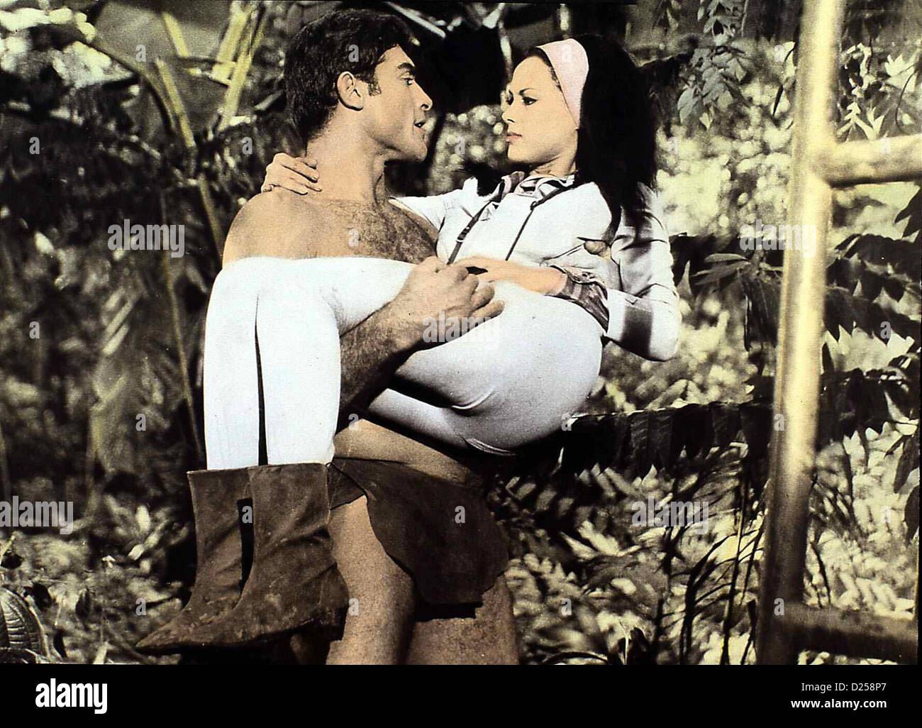 Tarzan Und Der Dschungelboy Tarzan Dschungel Boy Mike Henry, Alizia Gur Myrna Claudel (Alizia Gur) Bittet Tarzan (Mike Henry) Umm Stockfoto