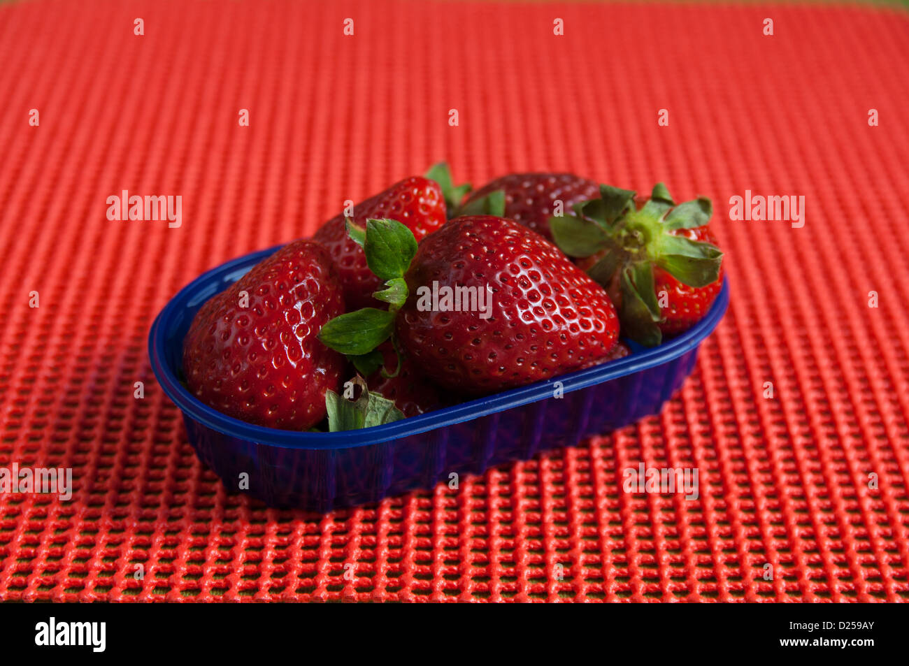 Nahaufnahme der italienischen Bio Erdbeeren in einem Korb Stockfoto