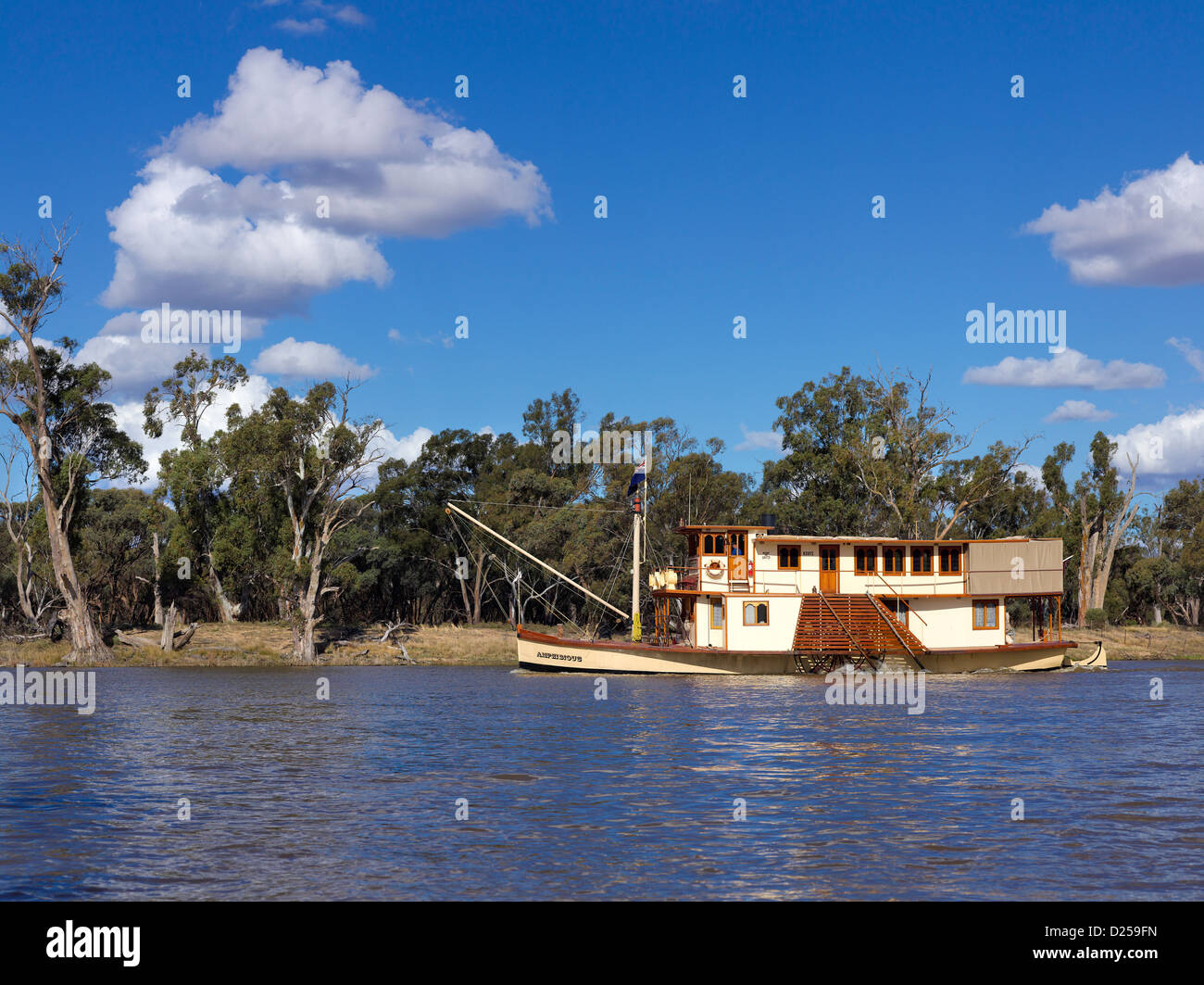 Raddampfer amphibische dampft stromabwärts auf dem Murray River in der Nähe von Cowra Station, NSW, Australien Stockfoto