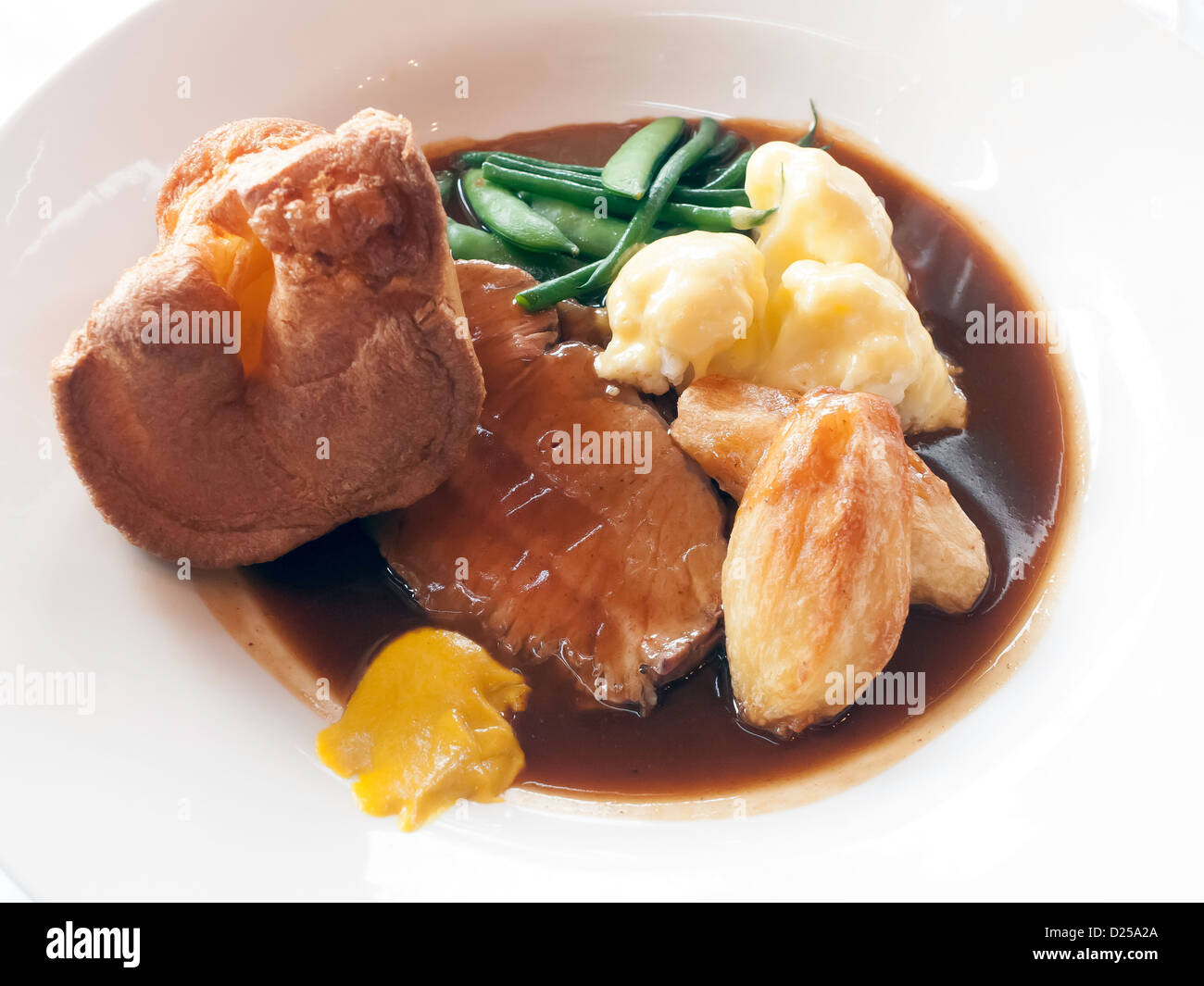 Sonntag Mittagessen Englisch Landhotel Hauptgericht Roast Beef Yorkshire Pudding Gemüse Sauce und Senf Stockfoto
