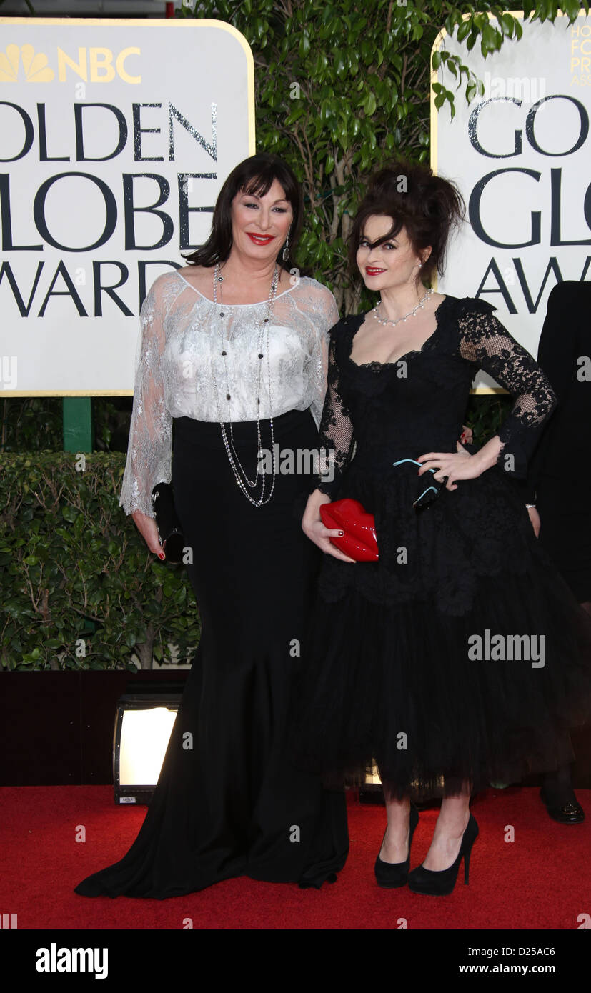 Schauspieler Anjelica Huston und Helena Bonham Carter (r) erreichen die 70. Annual Golden Globe Awards von der Hollywood Foreign Press Association, HFPA, im Hotel Beverly Hilton in Beverly Hills, USA, am 13. Januar 2013 vorgestellt. Foto: Hubert Boesl Stockfoto