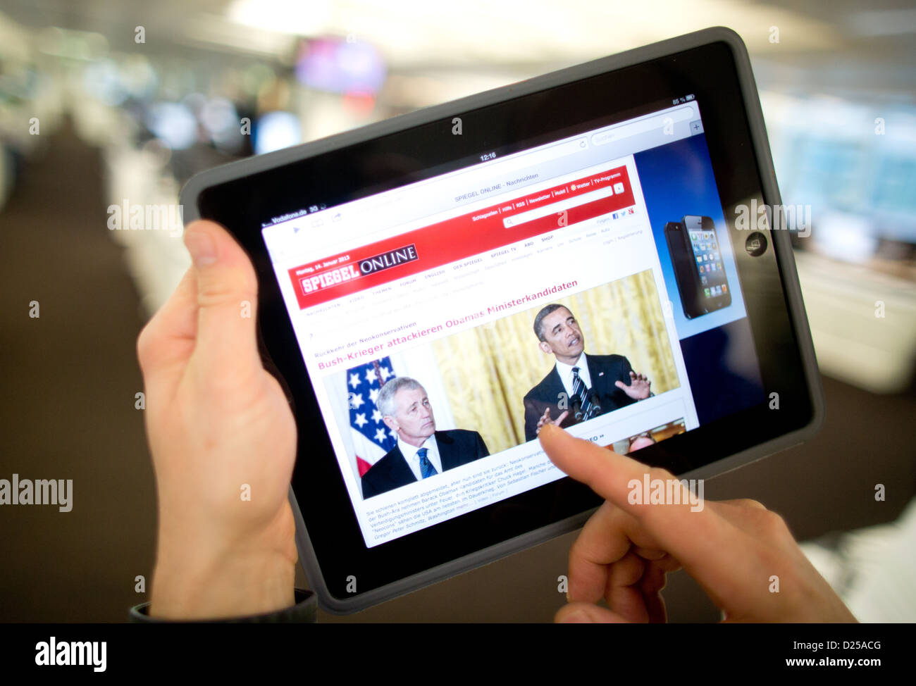 Die Website online-Ausgabe der deutschen Nachrichten ist Magazin "Spiegel online" auf dem Display auf einem Tabletcomputer in einem Großraumbüro in Berlin, Deutschland 14. Januar 2013. Deutsche Nutzer von sozialen Netzwerken zugunsten von "Spiegel online" oder Bild.de online veröffentlichten Artikel ". Foto: Kay Nietfeld Stockfoto