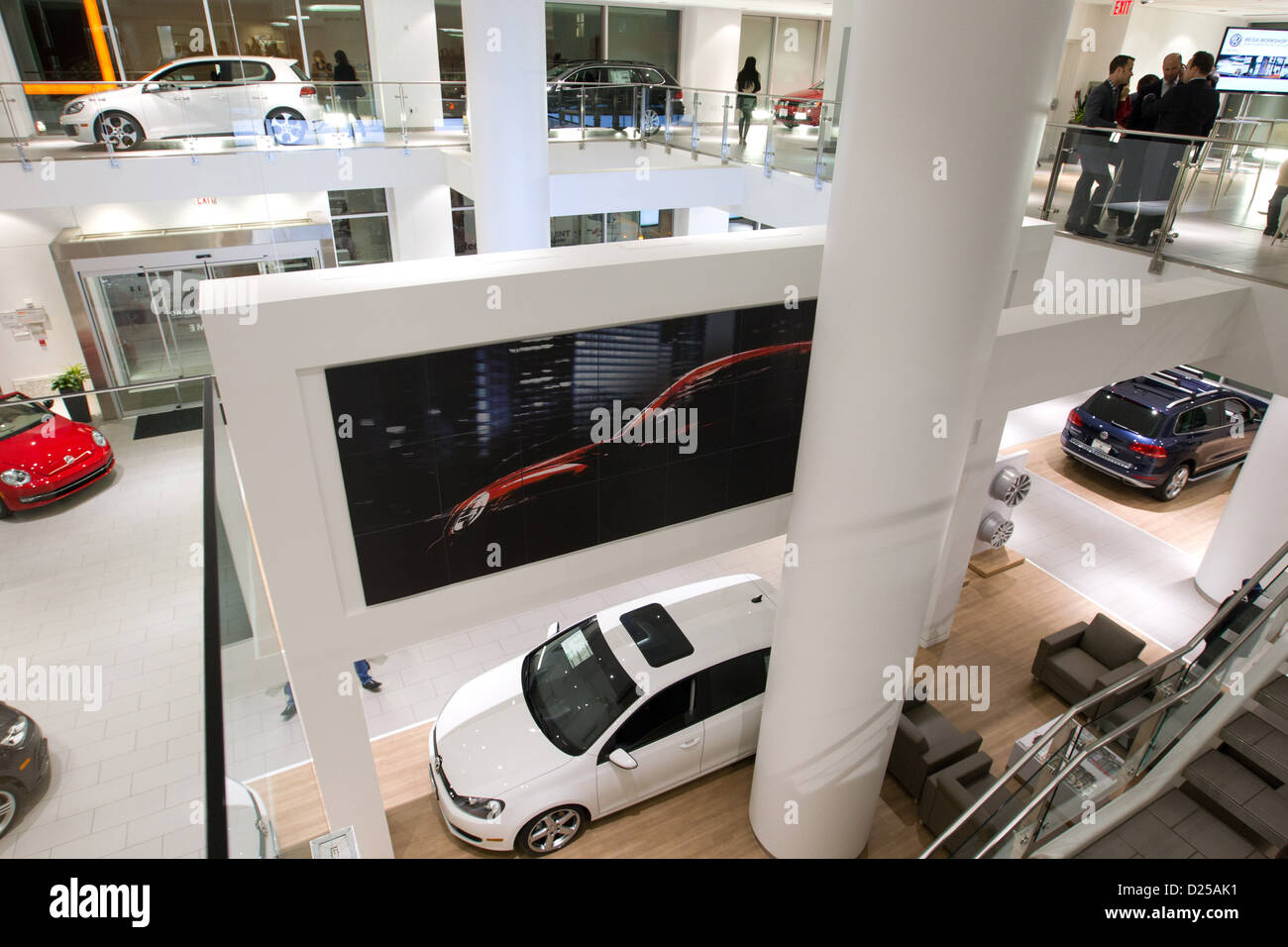 (HANDOUT) Ein Handout vom 12. Januar 2013 zeigt die Flagship Store von Volkswagen und Audi im Vorfeld auf der North American International Auto Show (NAIAS) in New York City, USA. Foto: Friso Gentsch Volkswagen Stockfoto