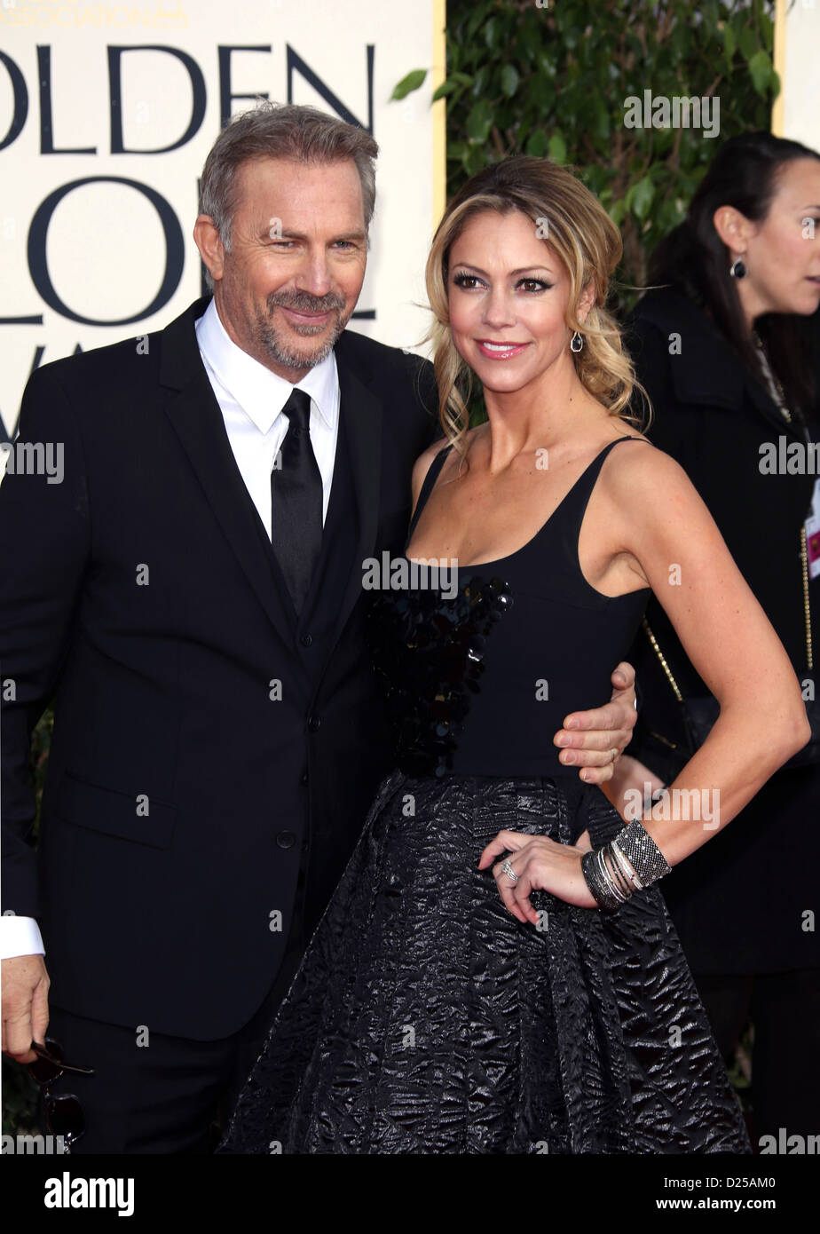 US-Schauspieler Kevin Costner und seine Frau Christine Baumgartner erreichen die 70. Annual Golden Globe Awards von der Hollywood Foreign Press Association, HFPA, im Hotel Beverly Hilton in Beverly Hills, USA, am 13. Januar 2013 vorgestellt. Foto: Hubert Boesl Stockfoto